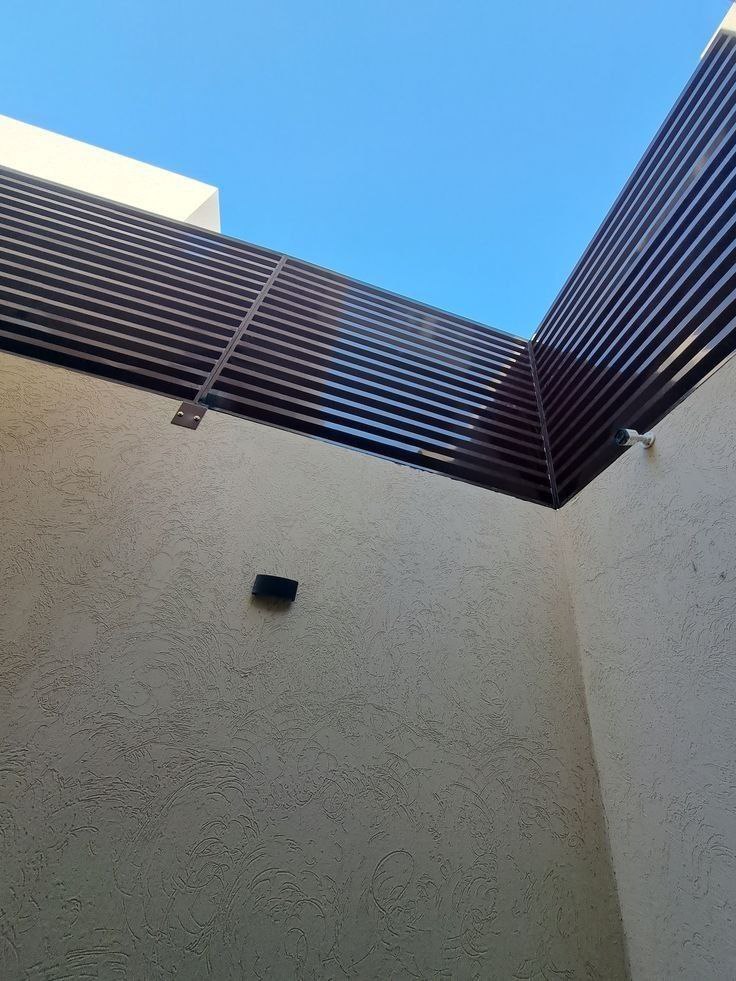 سواتر مقاومة للعوامل الجوية