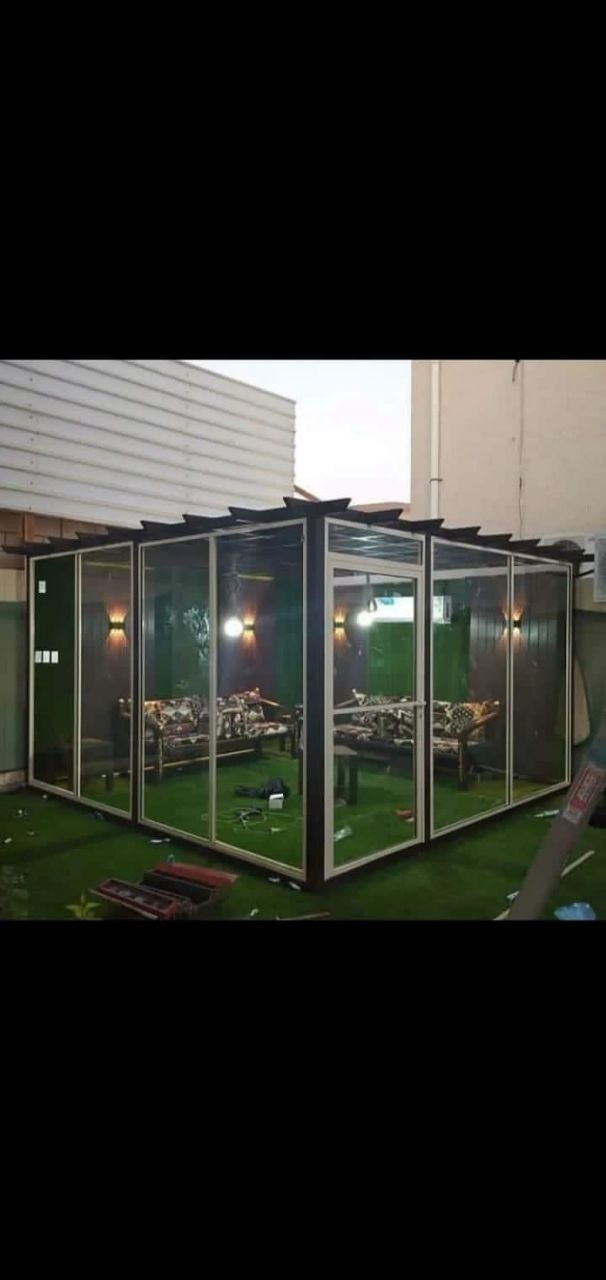 برجولات مع إضاءة خافتة