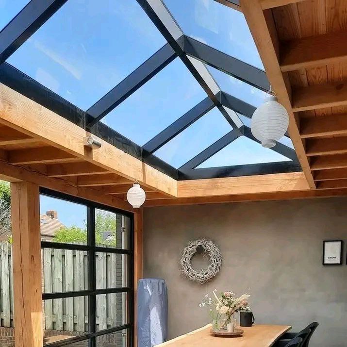 برجولات مع نوافذ معتمة