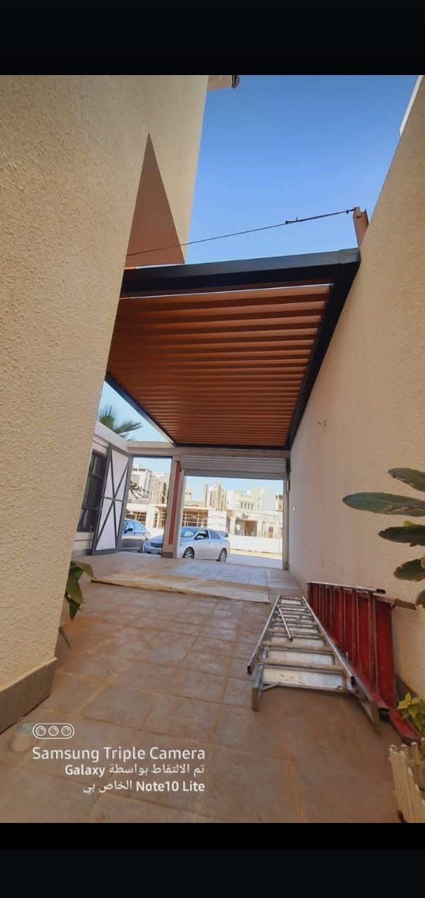 برجولات مع مظلات مطرية