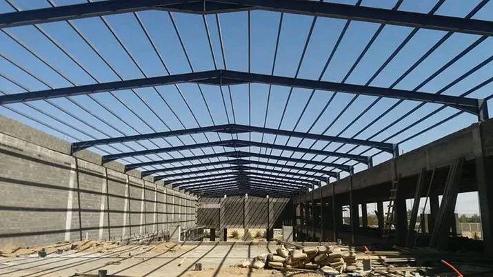 هناجر بأبواب متعددة